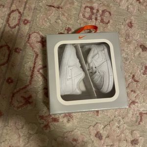 Baby NIKE force crib shoe. White